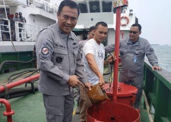 Tugeboat Kabur Saat Bakamla Tangkap Kapal Pembawa BBM Ilegal