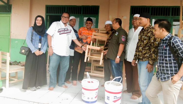 Helldy Serahkan Bantuan Sarana Pendidikan ke Madrasah Darul Ilmi