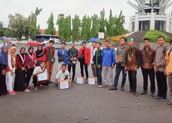 Mahasiswa Galang Dana di Jalan untuk Bantu Pemkot Bayar Pajak Mobil Dinas