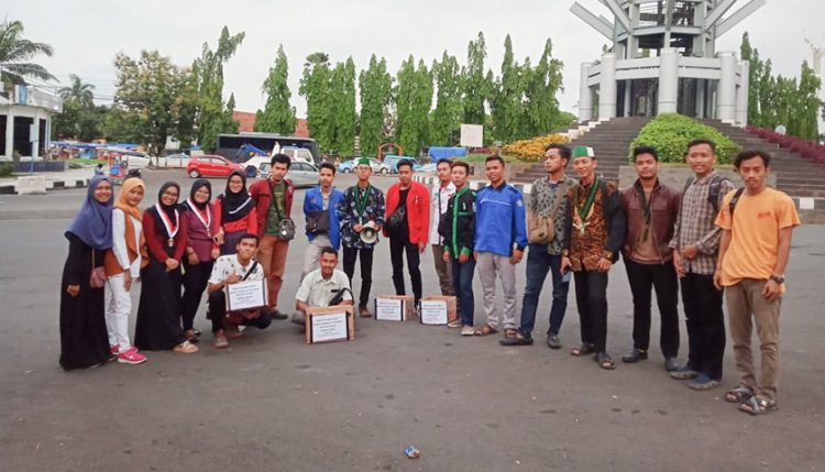 Mahasiswa Galang Dana di Jalan untuk Bantu Pemkot Bayar Pajak Mobil Dinas