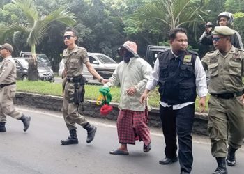 pengemis, pengamen waria