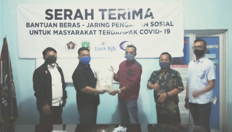 Forum CSR Gandeng PWI Banten Salurkan Beras Bantuan BJB