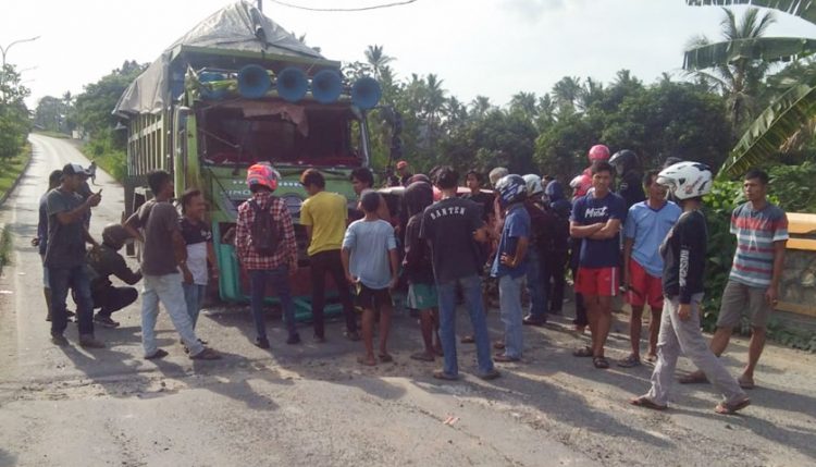 Rem Blong, Truk Sruduk Mobil dan Sepeda Motor di JLS