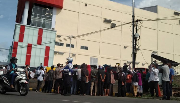 transmart cilegon didemo warga