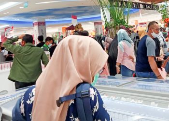 pengunjung transmart cilegon