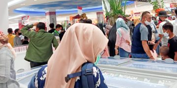 pengunjung transmart cilegon