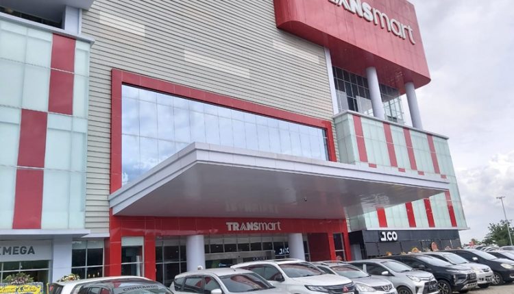 Pengunjung Transmart Parkir di Bahu Jalan, Dishub Akan Bertindak
