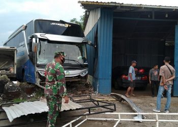 Bawa 40 Karyawan, Bus Tabrak Bengkel di Merak