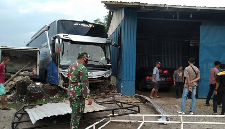 Bawa 40 Karyawan, Bus Tabrak Bengkel di Merak