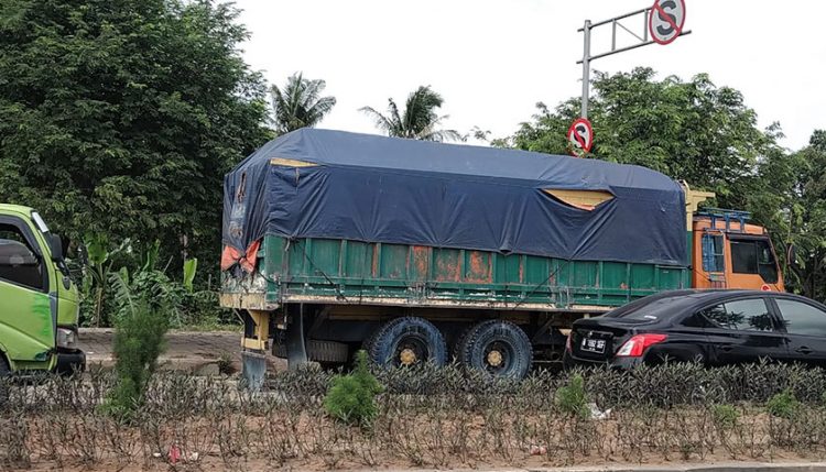 Masyarakat Keluhkan Truk Parkir di JLS, Dishub Sebut itu Legal