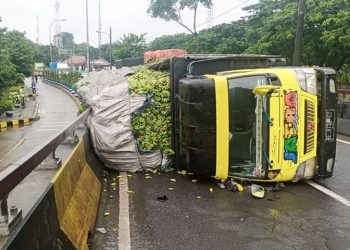 Tak Kuat Nanjak Kemudian Truk Terguling di Fly Over Merak