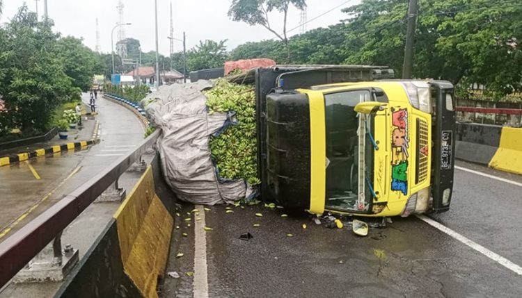 Tak Kuat Nanjak Kemudian Truk Terguling di Fly Over Merak