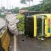 Tak Kuat Nanjak Kemudian Truk Terguling di Fly Over Merak