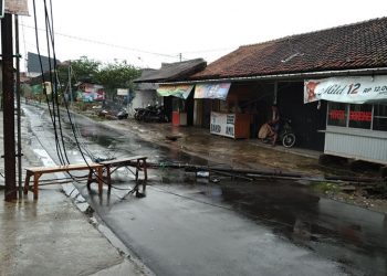 Tiang Kabel Telpon Roboh Timpa Pengendara Motor
