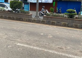 Tanah Diduga Urugan Proyek RS Hermina Berceceran, Pengguna Jalan Hampir Celaka Dibuatnya