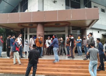 Puluhan Pekerja Pelabuhan Geruduk Kantor Pengelola Pelabuhan Merak