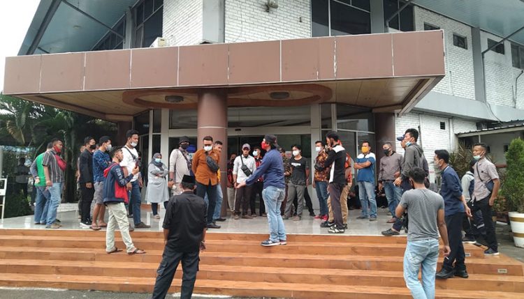 Puluhan Pekerja Pelabuhan Geruduk Kantor Pengelola Pelabuhan Merak