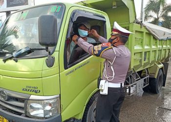 Empati dan Mengayomi, Polantas Bagi-bagi Masker