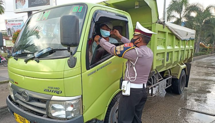 Empati dan Mengayomi, Polantas Bagi-bagi Masker
