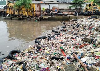 Sampah Menumpuk di Pantai Merak, DLH Cilegon Sebut Bukan Kewenangannya