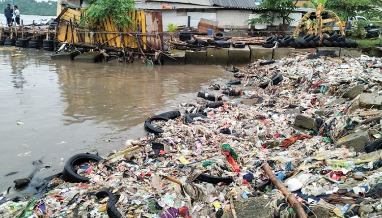 Sampah Menumpuk di Pantai Merak, DLH Cilegon Sebut Bukan Kewenangannya