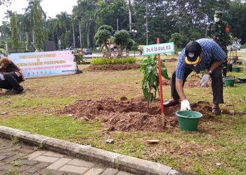 Peringati HPN, Wartawan Cilegon Tanam dan Bagikan Ribuan Pohon