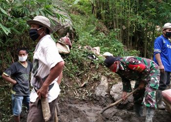 Tanpa Anggaran Pemerintah, Warga Bersama TNI dan Polri Perbaiki Jembatan