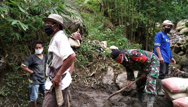 Tanpa Anggaran Pemerintah, Warga Bersama TNI dan Polri Perbaiki Jembatan