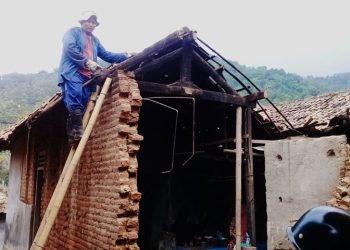 Diterjang Angin Kencang, Rumah sederhana di Gerem Porak-Poranda