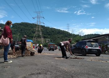 Warga dan Polisi Swadaya Tambal Jalan Menuju Pelabuhan Merak