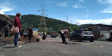 Warga dan Polisi Swadaya Tambal Jalan Menuju Pelabuhan Merak