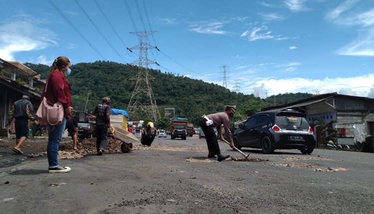 Warga dan Polisi Swadaya Tambal Jalan Menuju Pelabuhan Merak