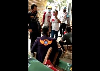 Orang Berpakaian Serba Hitam Halangi Petugas Tutup Warem di JLS