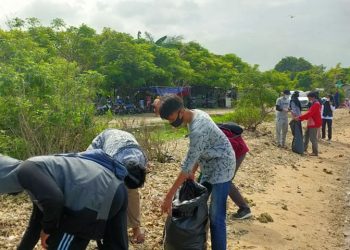 Pelajar Cilegon Bersihkan Sampah di Pesisir Tanjung Peni