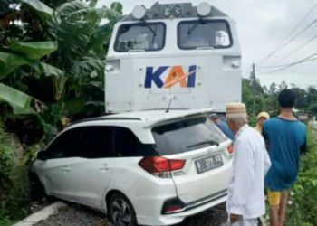 Mobil Ditabrak Kereta Api, Pengemudi Sedikitpun Tak Luka
