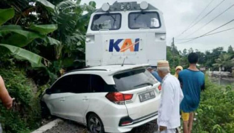 Mobil Ditabrak Kereta Api, Pengemudi Sedikitpun Tak Luka