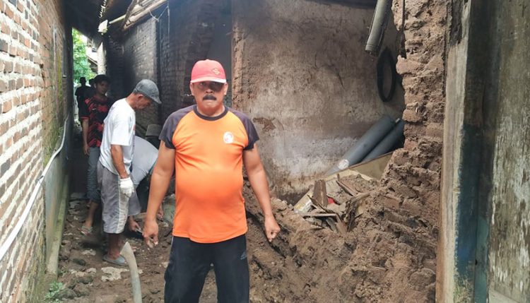 Saat Hujan Deras, Dinding Rumah Warga Kubang Welut Roboh