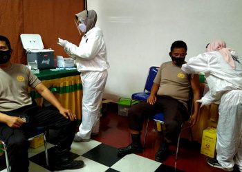 Ratusan Anggota Polres Cilegon Disuntik Vaksin