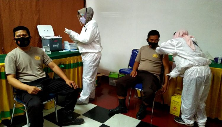 Ratusan Anggota Polres Cilegon Disuntik Vaksin