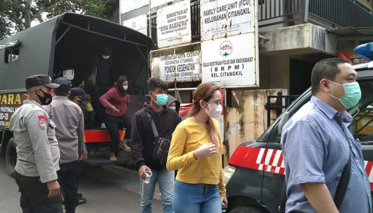 Asik-asik di Kamar, Tiga Pasangan Bukan Suami-Istri Digelandang Petugas