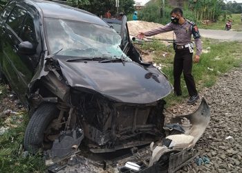 Xenia Ditabrak Kereta, Salah Satu Penumpangnya Loncat