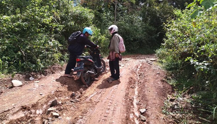Saat Hujan Jalan Ini Licin, Sebelahnya Jurang