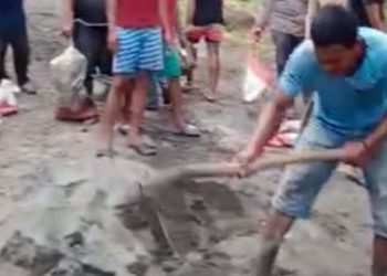Capek Ngadu ke Pemerintah Warga Perbaiki Jalan Sendiri