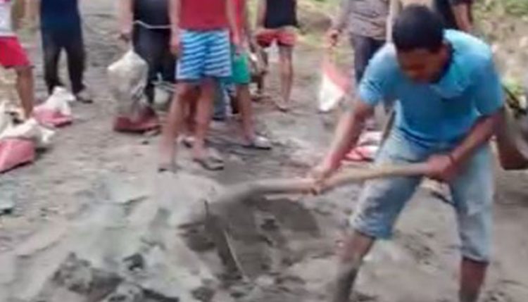 Capek Ngadu ke Pemerintah Warga Perbaiki Jalan Sendiri