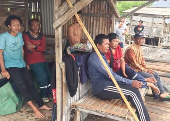 Perahu Nelayan Bermuatan Enam Orang Terbalik