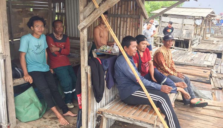 Perahu Nelayan Bermuatan Enam Orang Terbalik