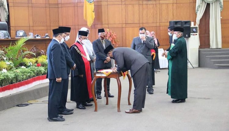 Dilantik Jadi Ketua DPRD, Isro Berjanji Legislatif Akan Lebih Kritis