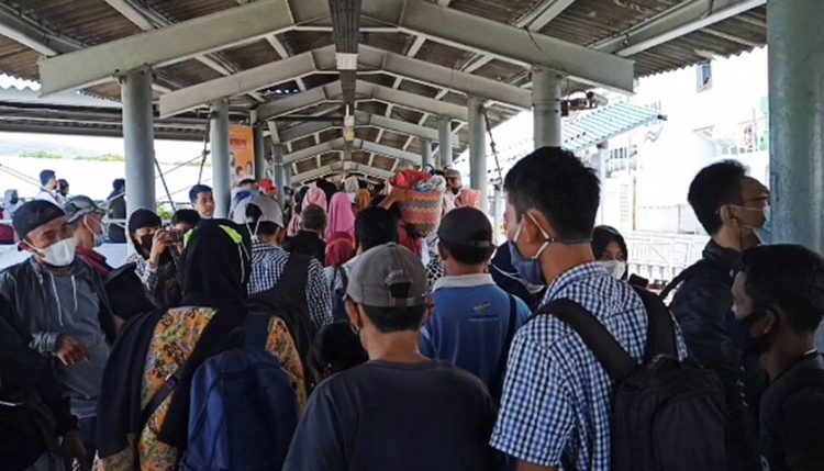 Pelabuhan Merak Dipadati Penumpang