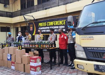 Polisi Sebut Ribuan Botol Miras Akan Didistribusikan ke Toko Kelontong
