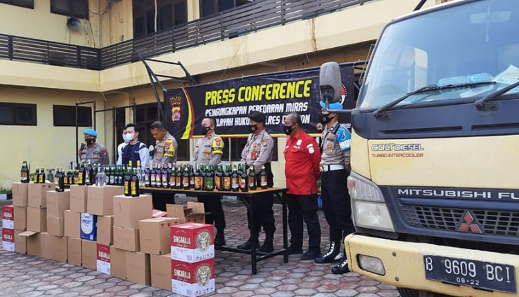 Polisi Sebut Ribuan Botol Miras Akan Didistribusikan ke Toko Kelontong